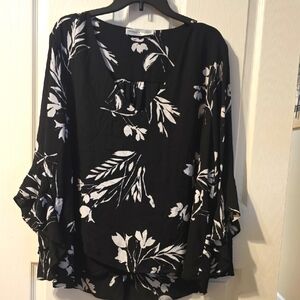 Chelsea & Theodore Black and White 3/4 Sleeve Boxy Blouse With Bell Sleeves.